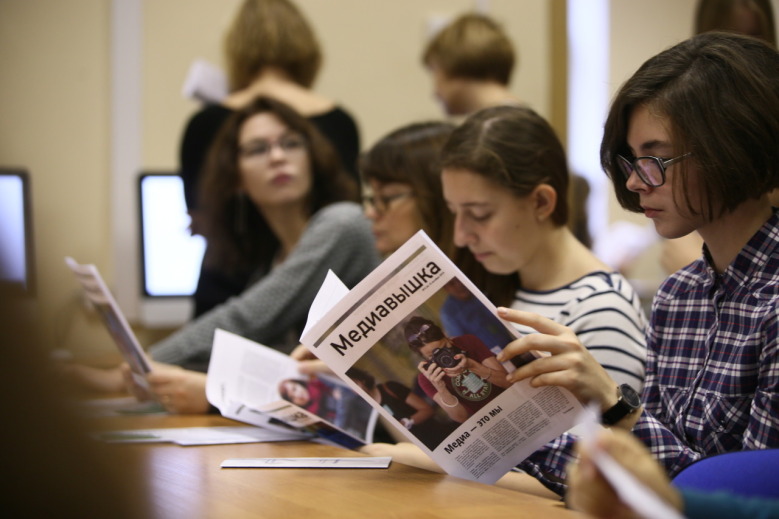 Журналистика что сдавать. Журналистика и Медиакоммуникации. Медиакоммуникации ТЮМГУ. Медиакоммуникации фото. Бакалавриат абитуриент.